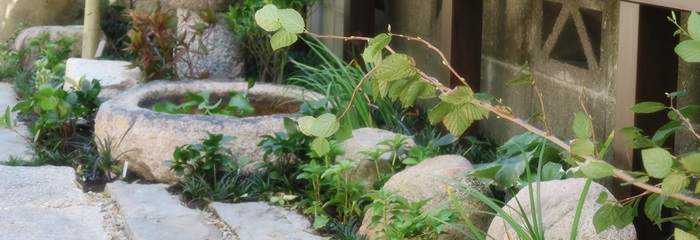 つながる庭　乱形石の小路の人工芝庭と和風庭園