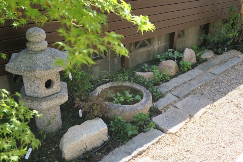 つながる庭　乱形石の小路の人工芝庭と和風庭園