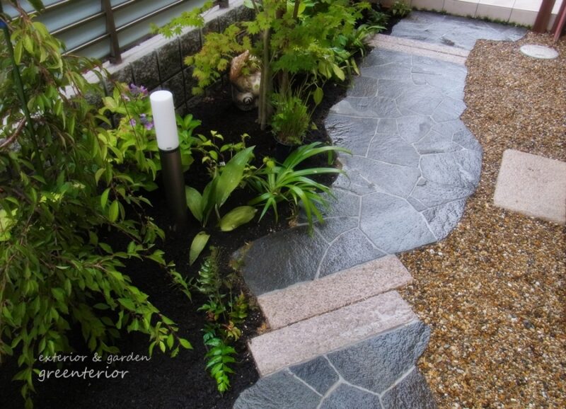 ガーデンリフォーム　鉄平石の和庭とアンティークレンガの小路